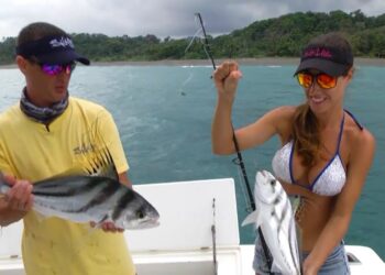 FISHING for ROOSTERFISH in Costa Rica !