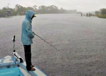Inshore Fishing in TORRENTIAL Hurricane Rainbands!