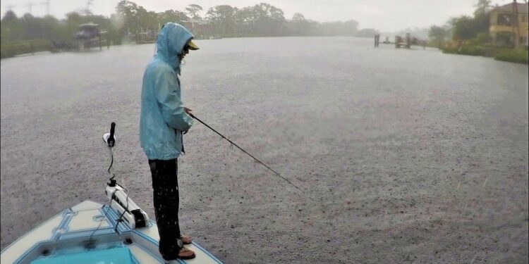 Inshore Fishing in TORRENTIAL Hurricane Rainbands!
