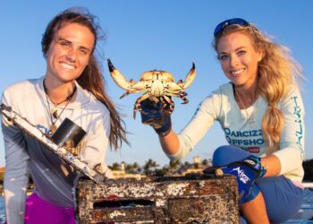 Traps FULL of SURPRISES! Two Sisters Inshore Fishing for Crabs!