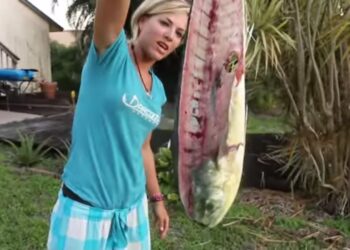 RAW & UNCUT! Girls Shows How To Filet Clean a Mahi Mahi Dolphin Fish