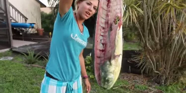 RAW & UNCUT! Girls Shows How To Filet Clean a Mahi Mahi Dolphin Fish
