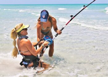 Shark Wrangler ELLIOT SUDAL & Monster 500LB BULL SHARK!