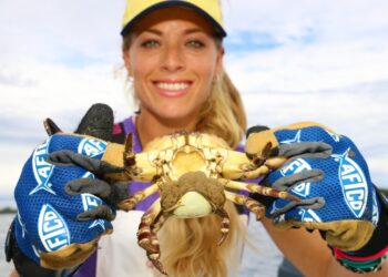 Inshore Fishing & Crabbing in the RAIN! This STONE CRAB is having Babies!