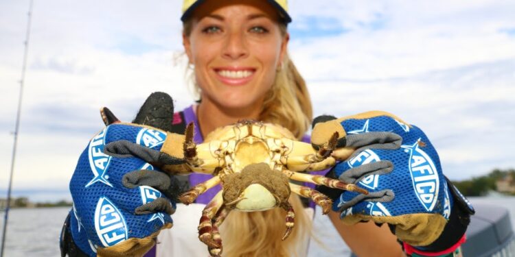 Inshore Fishing & Crabbing in the RAIN! This STONE CRAB is having Babies!