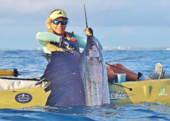 Ocean KAYAK Fishing – girl catches GIANT SAILFISH in the deep sea!