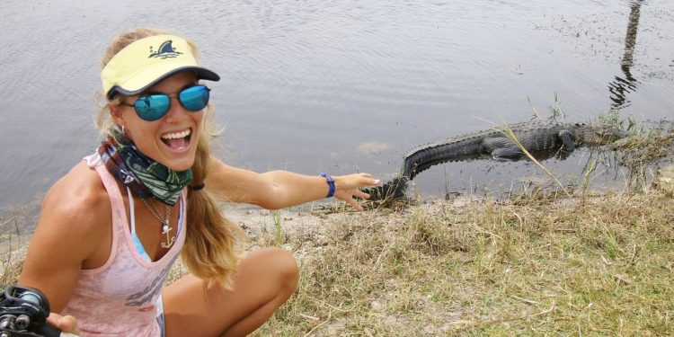 ALLIGATOR Stalks Bass Fishing Girl!