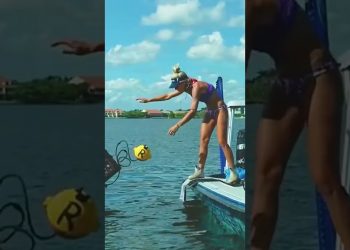 Girl Uses HUGE Baits to Catch Massive Crabs!
