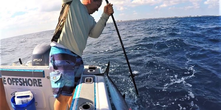 EPIC Fishing Fail; Gaff FAIL Video