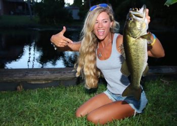 Monster Florida BASS Fishing in my BACKYARD!
