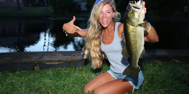 Monster Florida BASS Fishing in my BACKYARD!