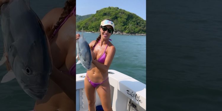 Releasing a jack crevalle  #fishing #fishingwithluiza #fish #ocean #fishingvideos
