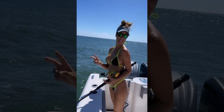 Waiting for the bite #fishingwithluiza #fishing #goodvibes #tropical #inshore