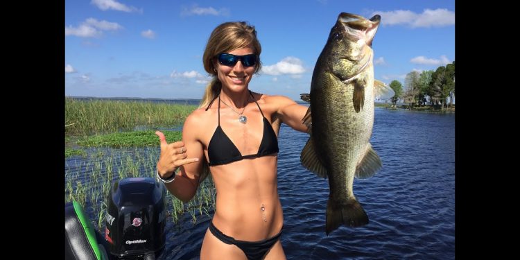 Girl goes Big Bass Fishing with Plastic Worms and 70+mph with Blazer Boats Video