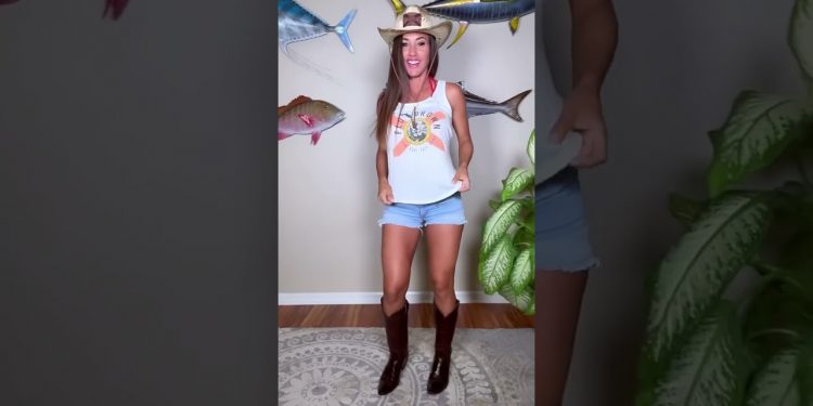 Loving these FloGrown shirts 🤠 1 or 2? #fishingwithluiza #flogrown #florida