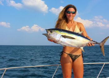 Girl Shark Fishing in Florida hooks Tuna Video