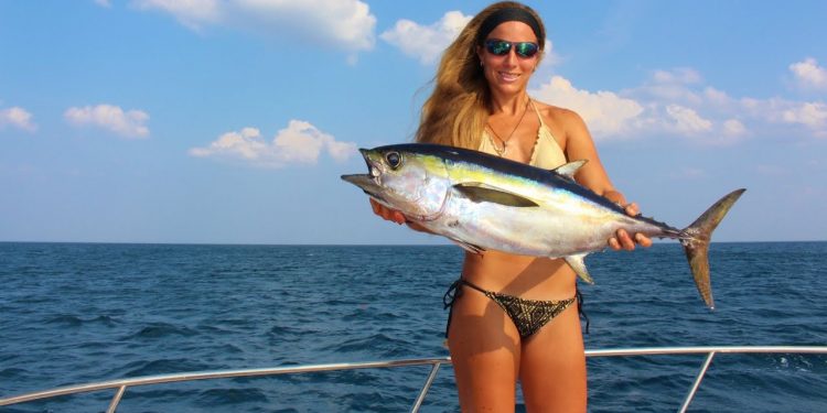 Girl Shark Fishing in Florida hooks Tuna Video