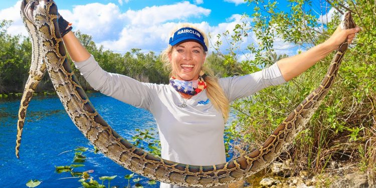Girl Hunts DEADLY Burmese PythonS in the Florida Everglades!
