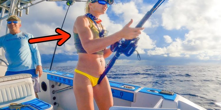 Fishing Floating Debris Miles Offshore for Dinner! (Jackery Solar Generator 1000 v2)